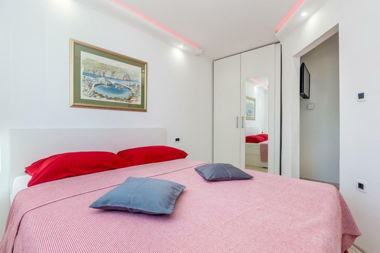 Apartments Jenny Pinezići Eksteriør billede